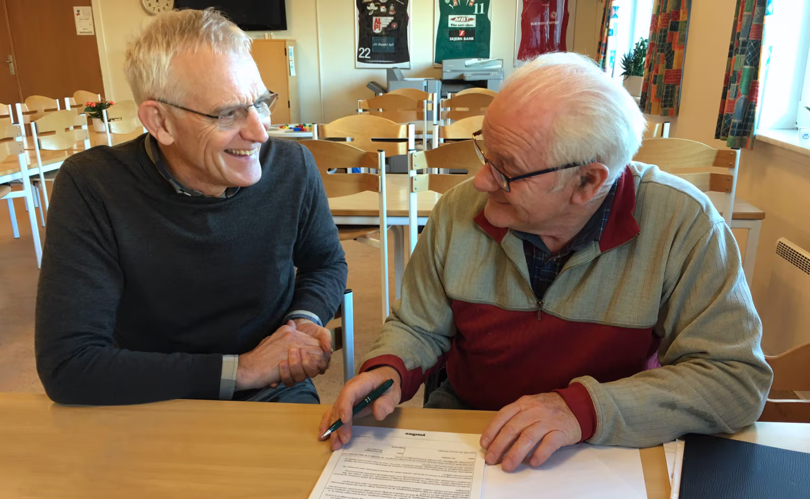 Formand Bent Kristensen (th) sammen med Yousee´s konsulent Steen Dahl (tv) der underskriver aftalen om leverance af Tv/Underholdning & Bredbånd til Ansager Antenneforening for de næste mange år.