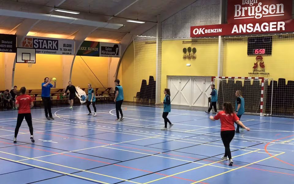 På Håndboldens Dag kan du prøve at spille med bløde håndbolde, der ikke kræver harpiks for at ligge godt i hånden.