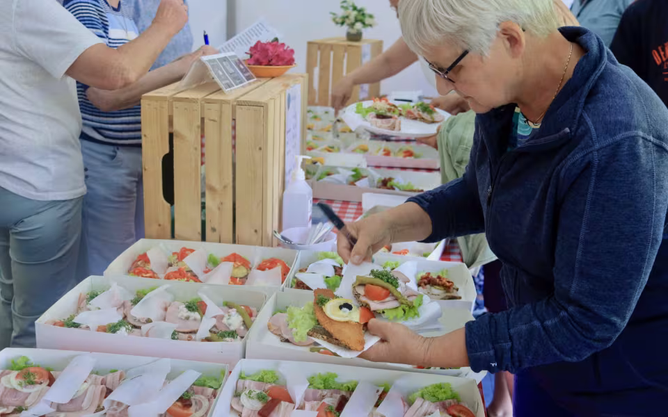 Seniorfest med rundtur og hyldestindslag