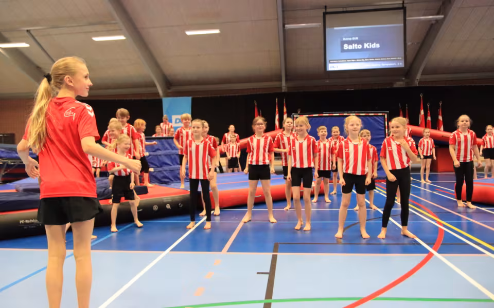 Salto Kids charmerer ved Helleopvisning