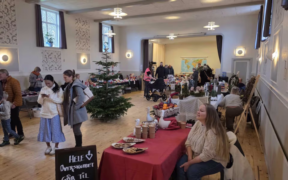 Julestue og loppemarked i Lindbjerg Forsamlingshus – en hjertevarm succes!