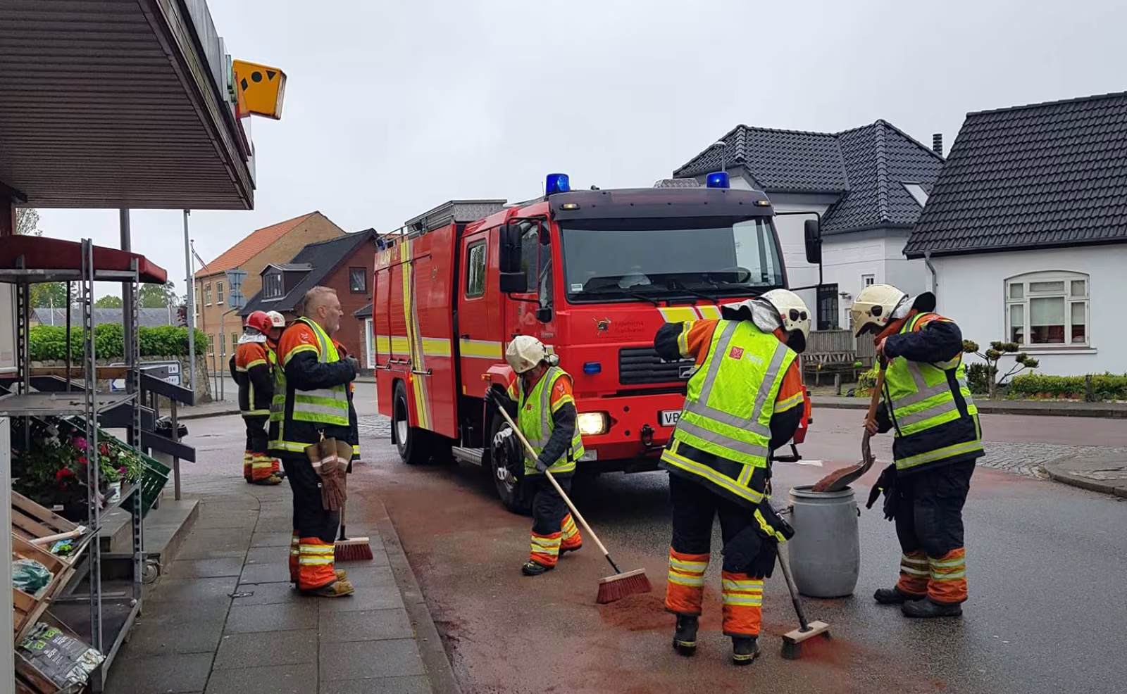Spild af dieselolie foran købmanden i Ansager fjernes af brandvæsenet