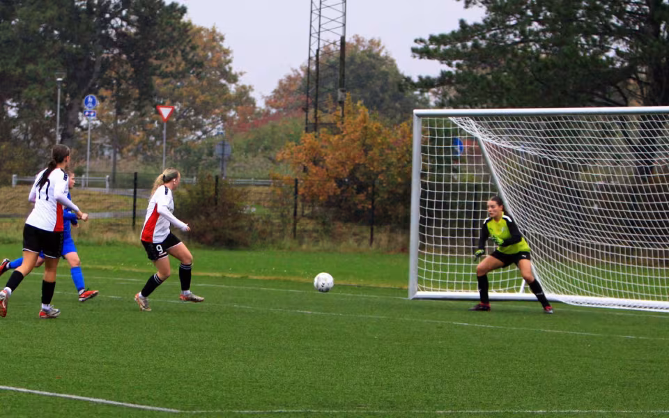 Varde IF U-16 Piger tabte hjemmekampe i regn