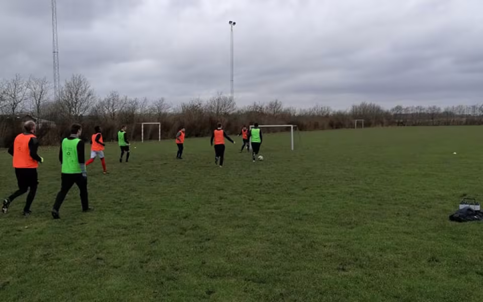 Fodbolden ruller igen