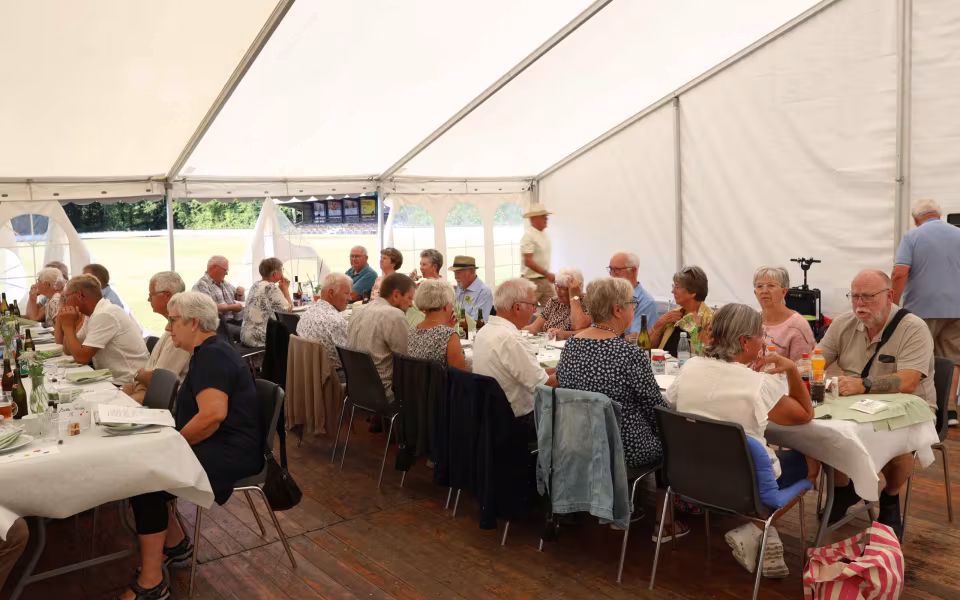 Sommerstemning og glade mennesker til sommerfest på Tistrup Stadion - Se billeder og filmklip..