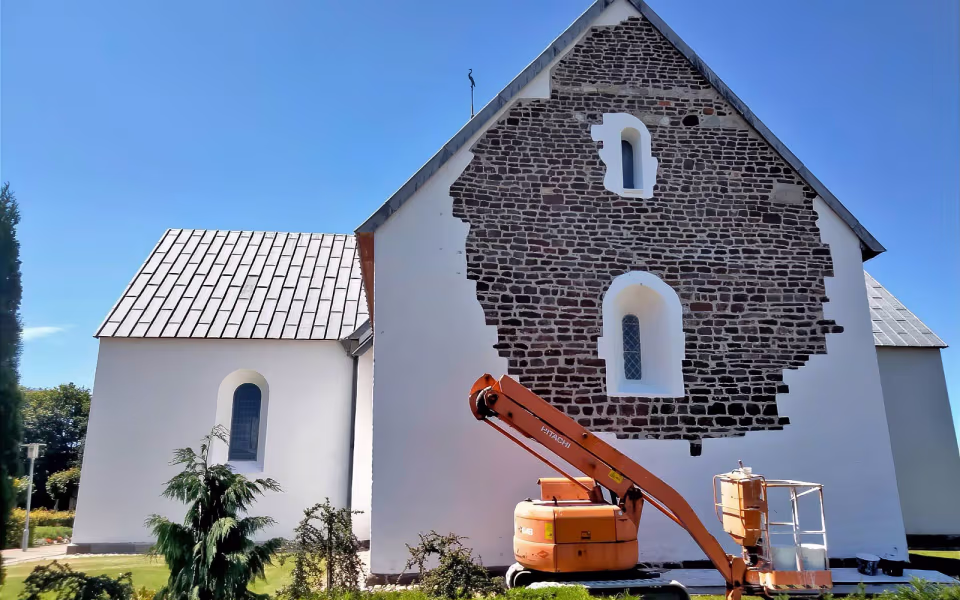Aktivitet omkring kirken i Ansager for tiden