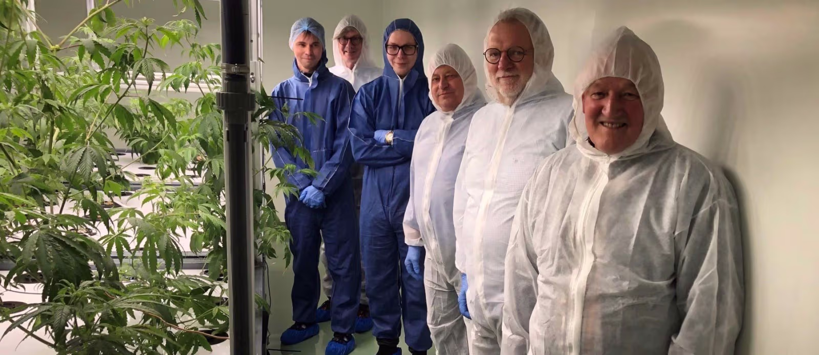 Fra venstre mod højre ses Morten Martinsen, Magnus Dahlmann Østergaard og Jeppe Krog Rasmussen fra DanCann Pharma. Borgmester i Varde kommune Erik Buhl, Bestyrelsesformand i DanCann Pharma Carsten Trads og byrådsmedlem Niels Haahr Larsen