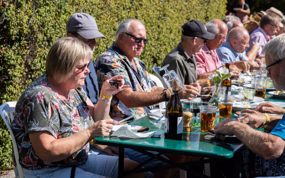 Ved Maries Festival dag 3 blev der dækket op til frokost ved måske Vestjyllands længste langbord