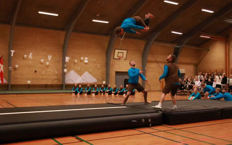 Seniorer fejrer gymnastik og fællesskab