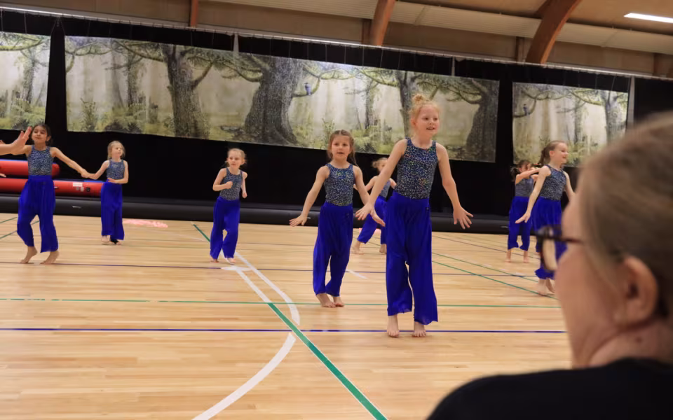 Forårsopvisning styrker integration i Outrup