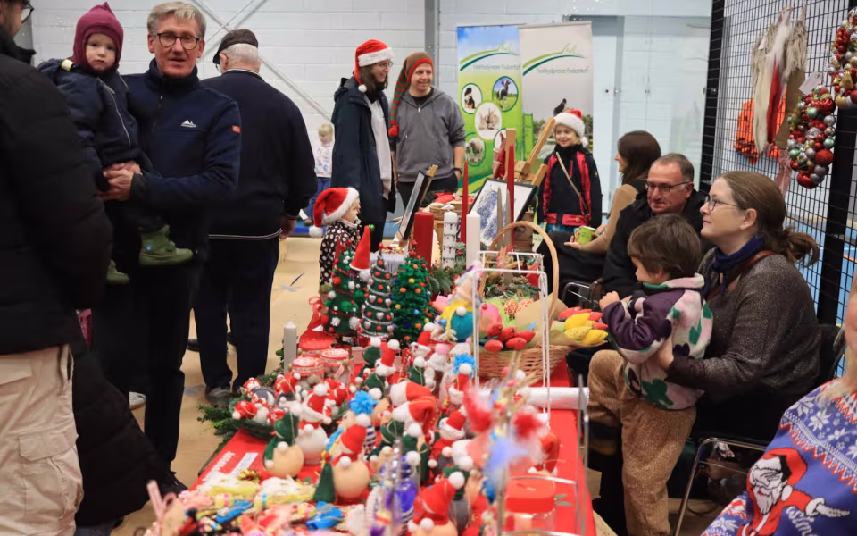 Julemarked samlede Billum i hallen