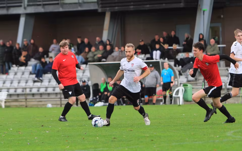 Varde redder point i overtiden