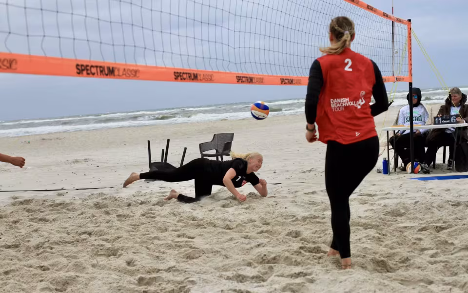 Vestenvinden udfordrer beachvolley-eliten