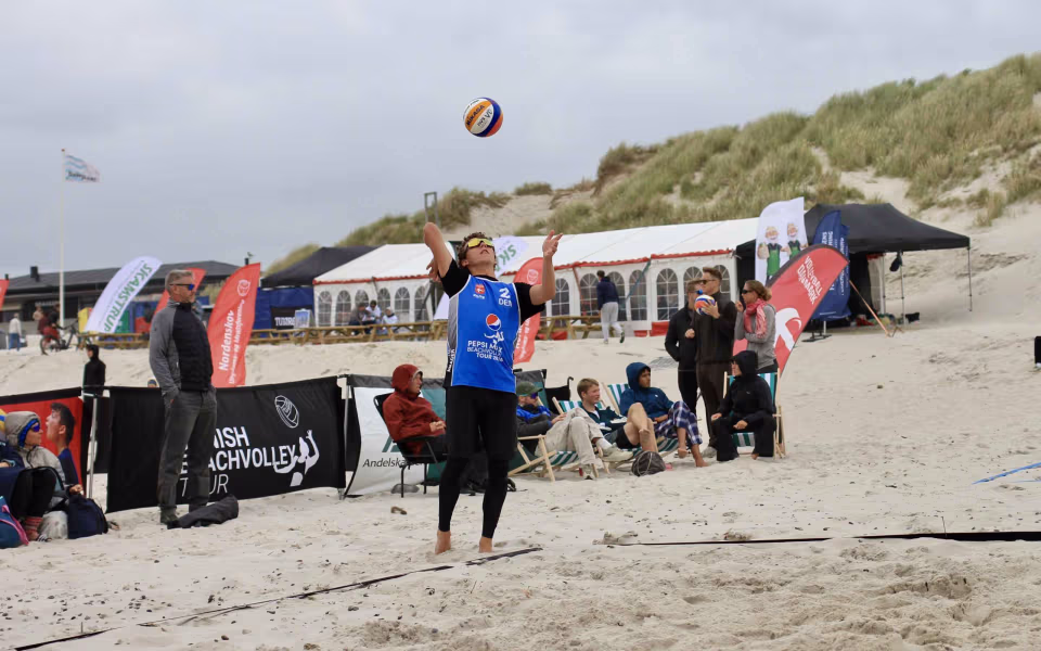 Vestenvinden udfordrer beachvolley-eliten
