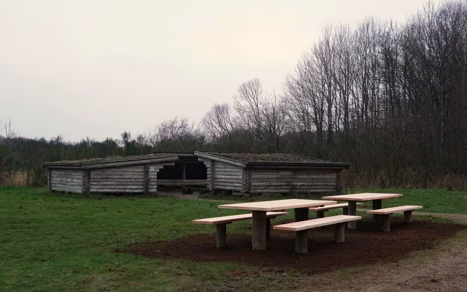 Nye borde/bænkesæt ved bålhytten på Stemmeværkspladsen