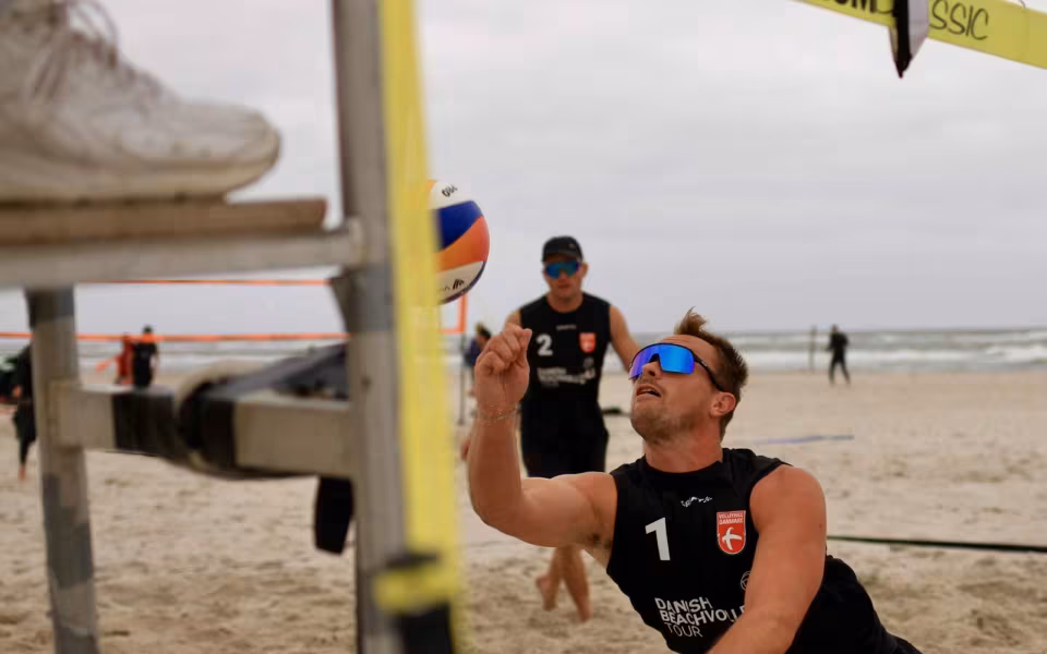 Vestenvinden udfordrer beachvolley-eliten