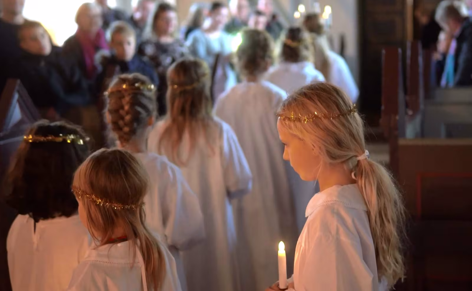 Børnekoret i Ansager Kirke går lucia