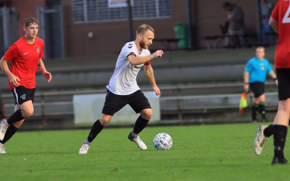 Varde redder point i overtiden