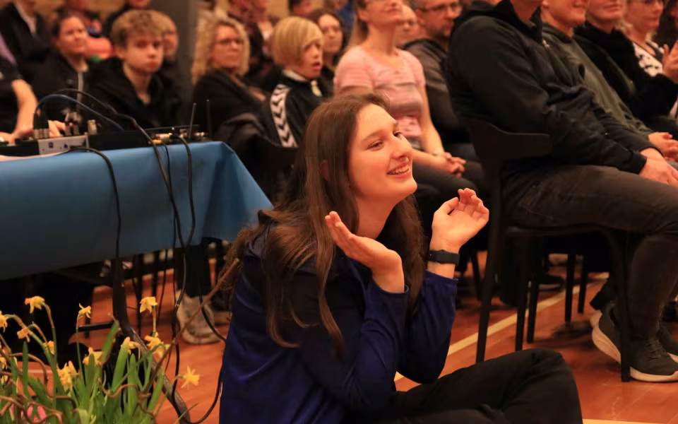 Farverig opvisning lyser Sportspark op