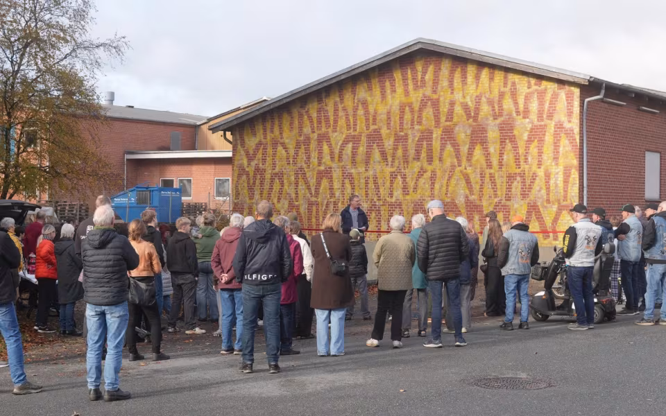 Gamle jeans danser videre på en gavl i Ansager