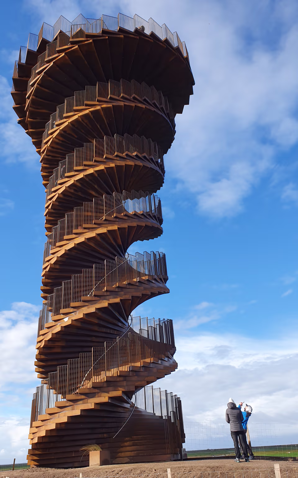 Marsk Tårnet med spiraltrapper og udsigtsplatforme under blå himmel
