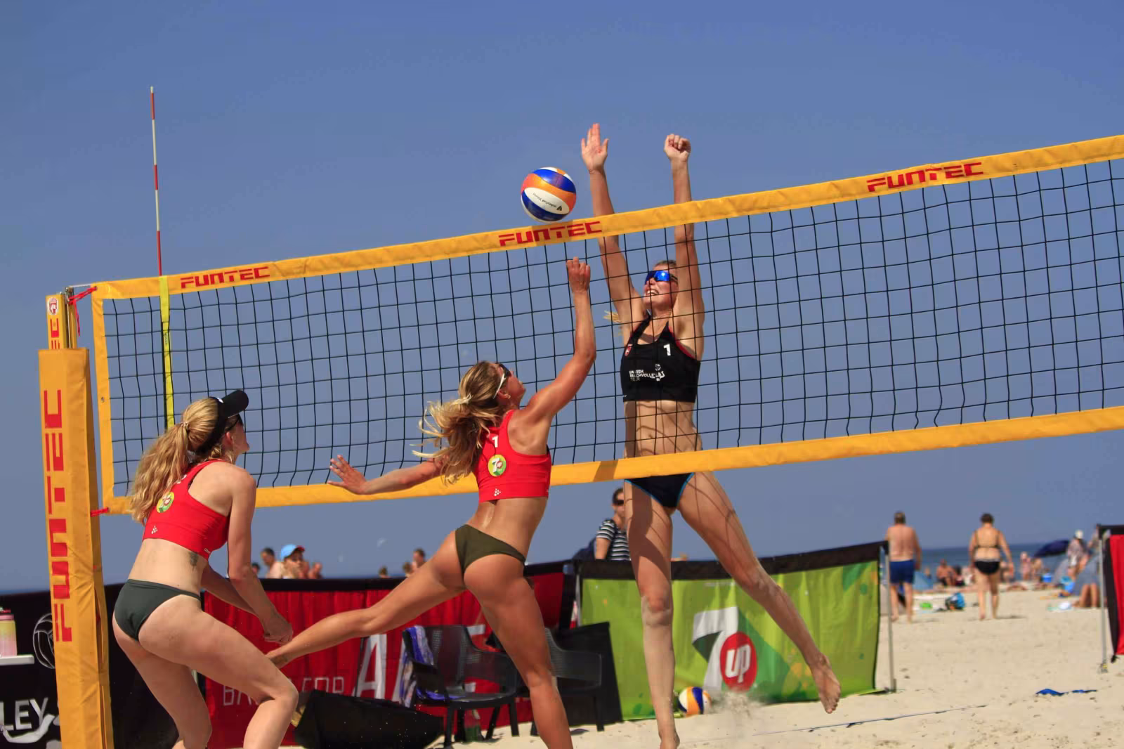 Semifinaler i Beachvolley skudt igang ved Henne Strand