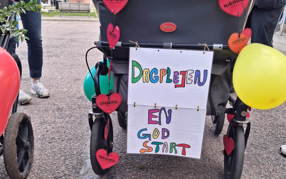 Børnene fra dagplejen spredte glæde og satte røde hjerter op rundt i Ansager for at markere Dagplejens Dag