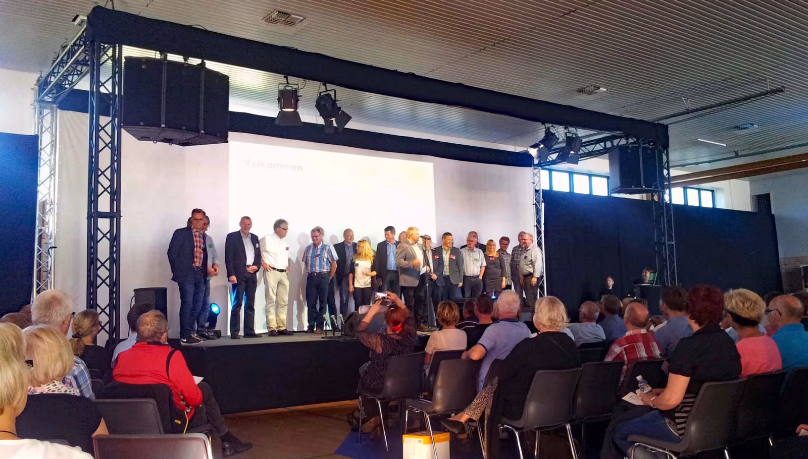 I efteråret 2014 indkaldte Varde Kommune også borgerne til hjælp for at definere Kommunens fremtidige vision. Mødet fandt sted på Varde Kasserne og over 300 var mødt op. Valget stod mellem de tre fremtidsscenarier: Aktiv natur, Vores sundhed og Andelsbevægelsen 2.0. Aktiv natur og Andelsbevægelsen 2.0 vandt slaget. Ideerne blev senere omsat til visionen: "Vi i Naturen"