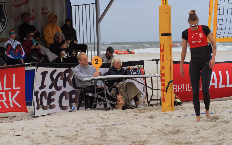 Vestenvinden udfordrer beachvolley-eliten