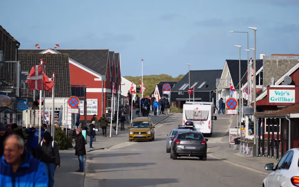 Vejers Havvej gennem bymidten. Byrådet skal 6. oktober tage stilling til en ny lokalplan, der blandt andet åbner mulighed for flexboliger og sætter rammerne for den fremtidige udvikling af bymidten.