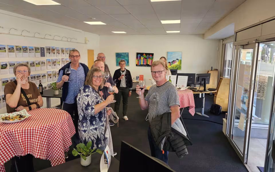 Ølgod Vinsmagning 2025, blev en uforglemmelig eftermiddag i midtbyen – Se billeder fra arrangementet.