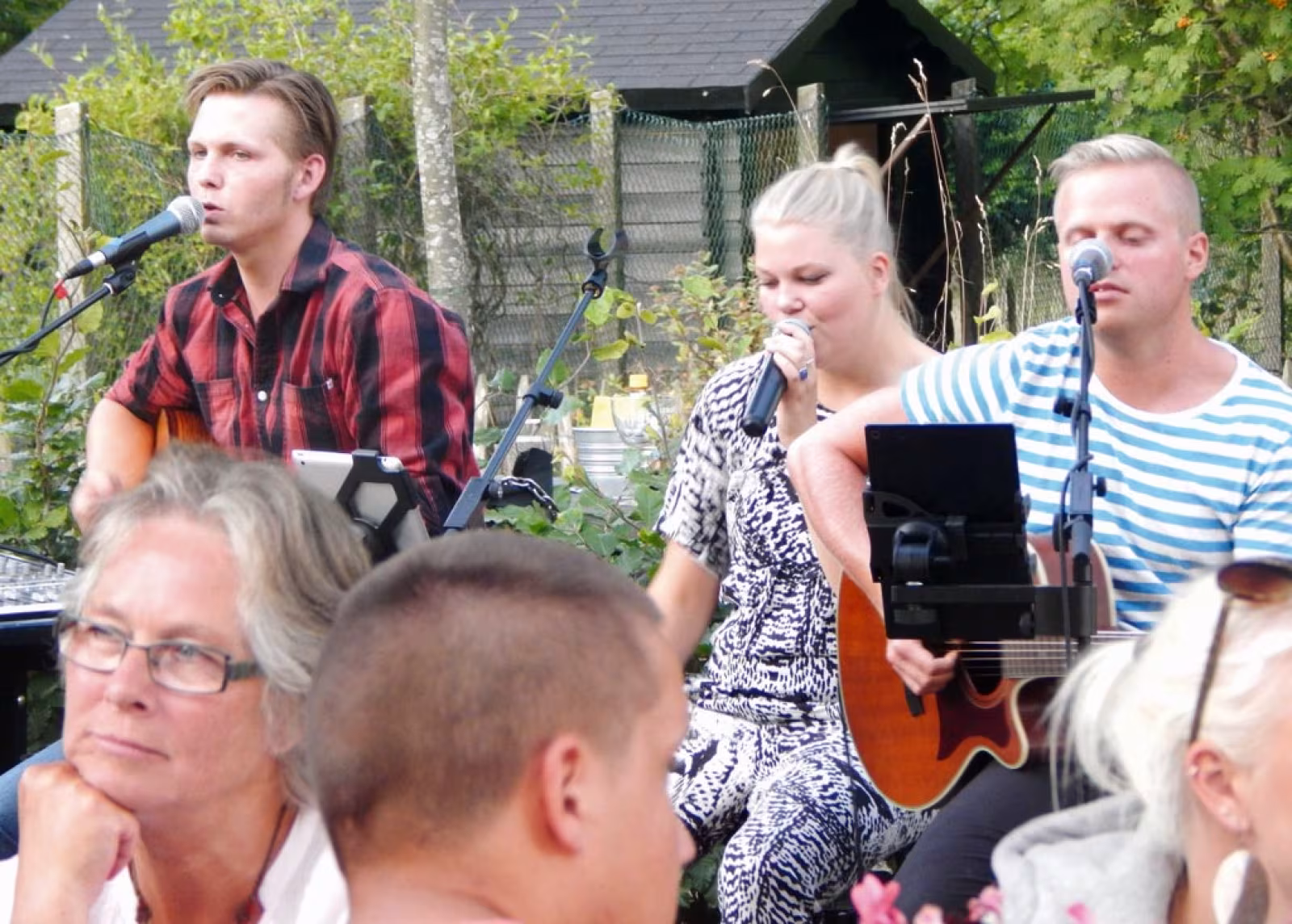 Det var tre unge fra lokalområdet, der stod for musikken ved Kvie Sø i fredags.