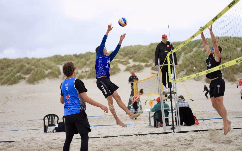 Vestenvinden udfordrer beachvolley-eliten