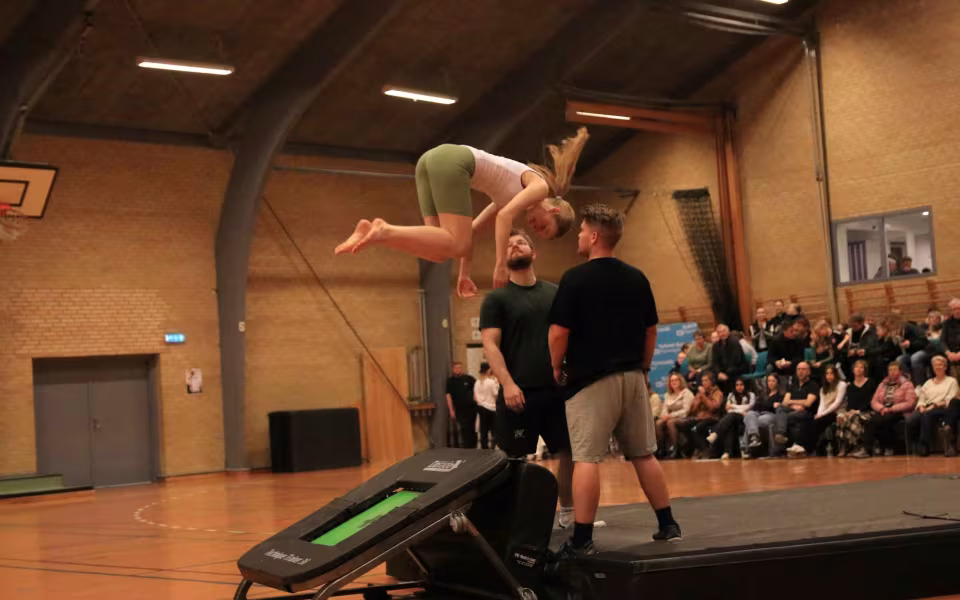 Farverig opvisning lyser Sportspark op