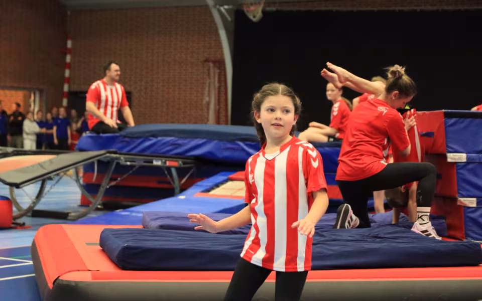 Salto Kids charmerer ved Helleopvisning