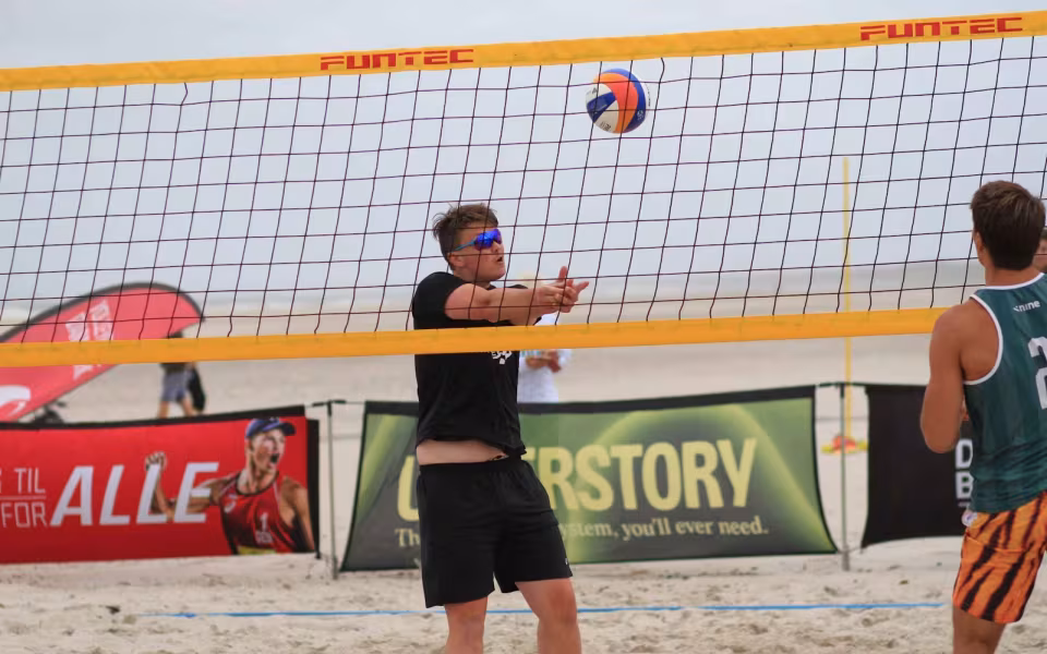 Vestenvinden udfordrer beachvolley-eliten