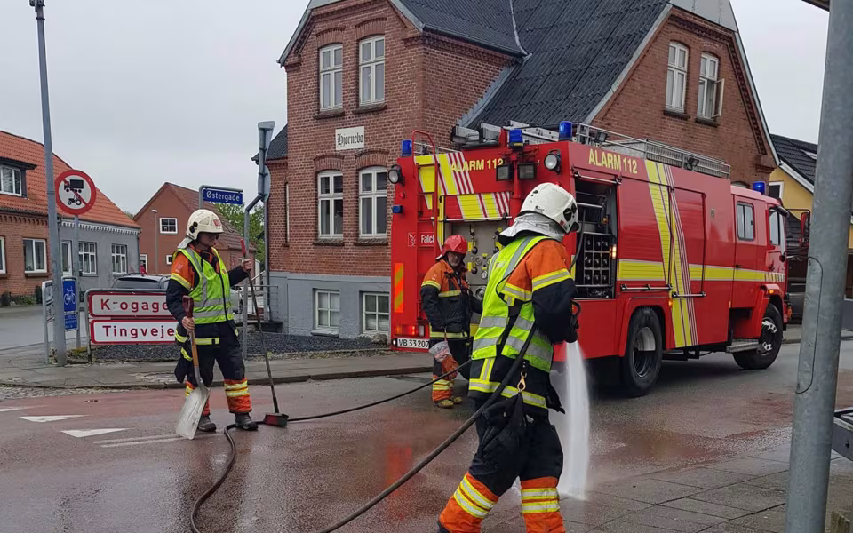 Spild af dieselolie foran købmanden i Ansager fjernes af brandvæsenet
