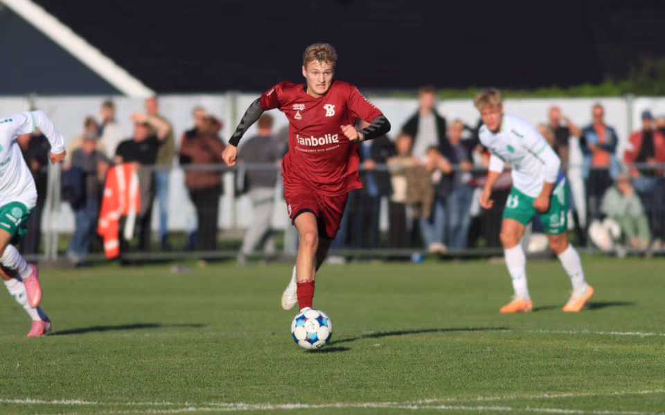 Fodboldfest på Oksbøl Stadion med glade fans og stor frivillig indsats