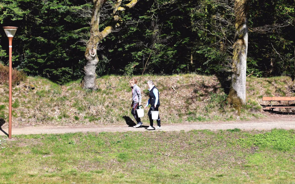 Forårsrengøring i Tistrup Anlæg klar til konfirmationssæsonen - Se billeder