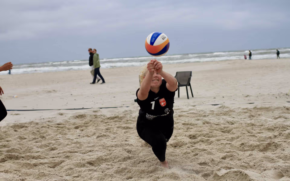 Vestenvinden udfordrer beachvolley-eliten