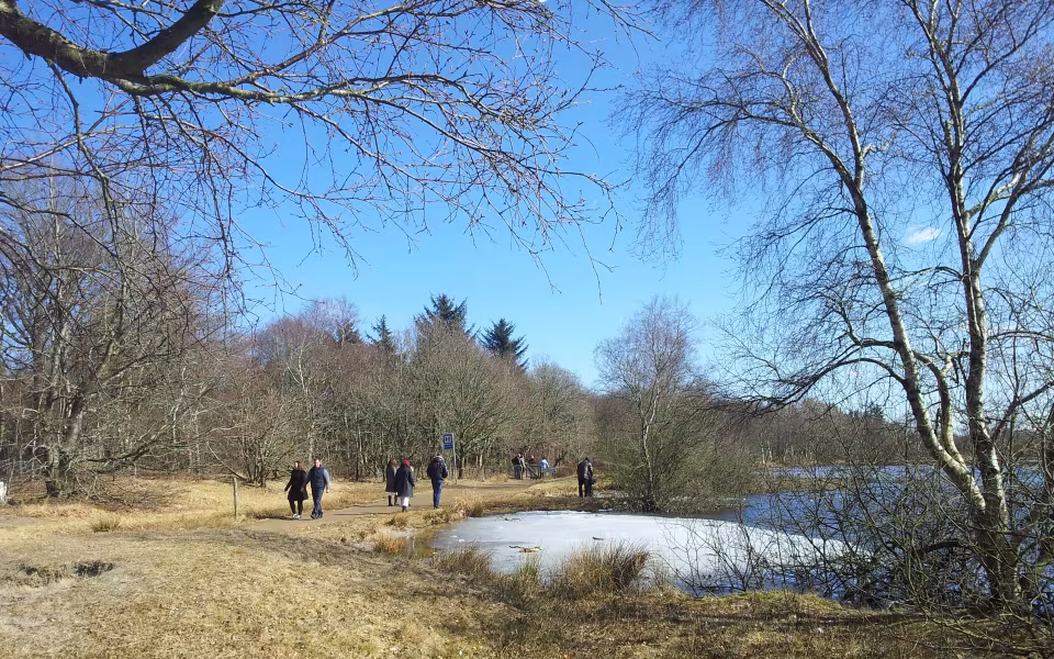 Det fine påskevejr trækker folk til Kvie Sø
