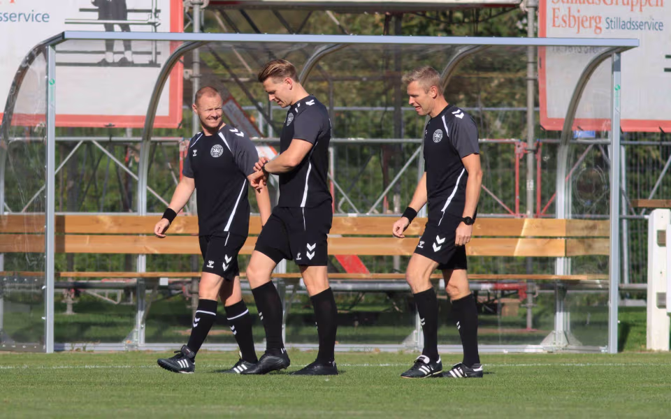 Fodboldfest på Oksbøl Stadion med glade fans og stor frivillig indsats
