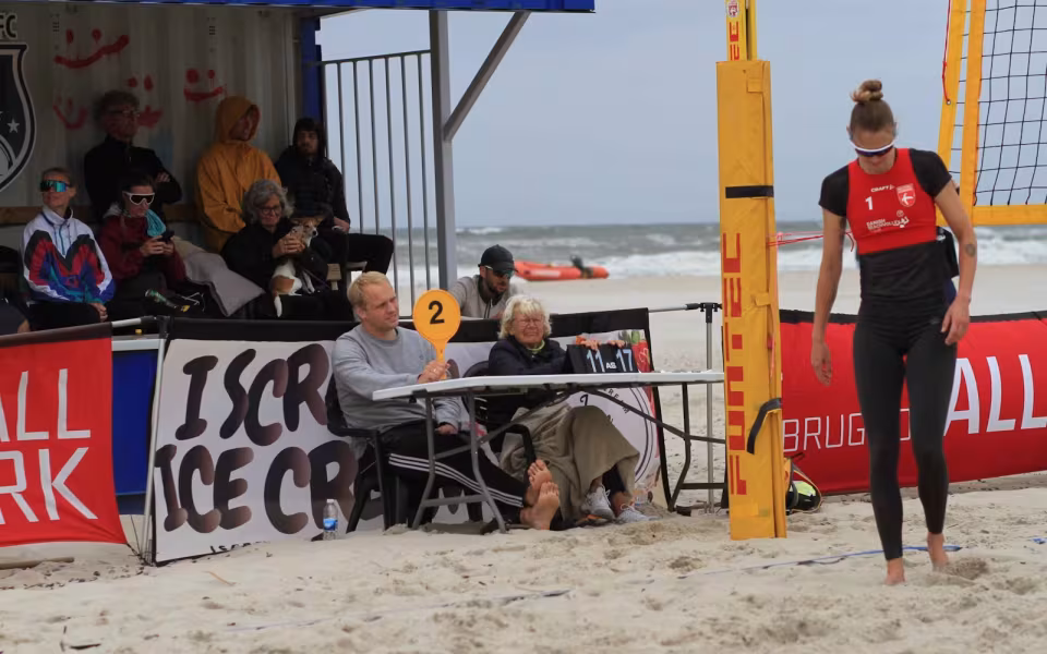 Vestenvinden udfordrer beachvolley-eliten