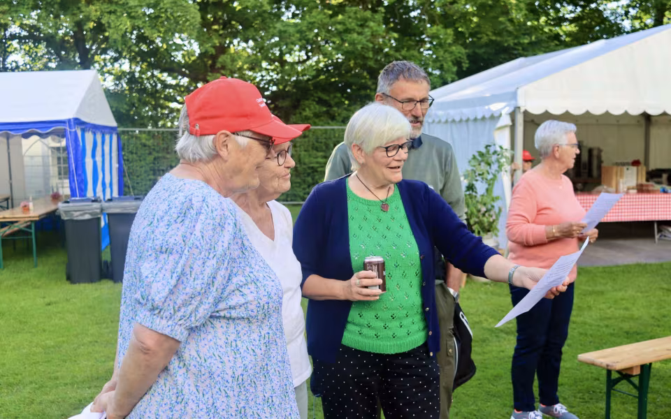 Seniorfest med rundtur og hyldestindslag