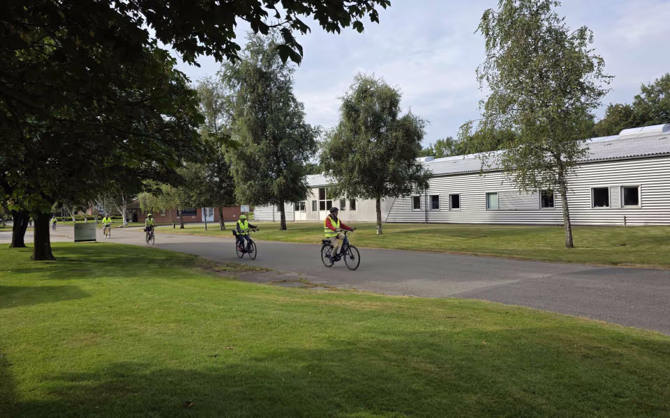 Tistrup Cykler Sammen på smagfuldt besøg hos Mums Kager i Skovlund