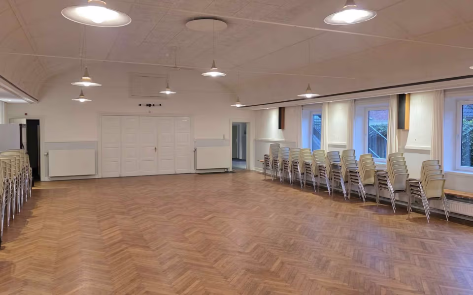 Færdig om en uge tid. Strellev Forsamlingshus er i gang med en omfattende renovering.