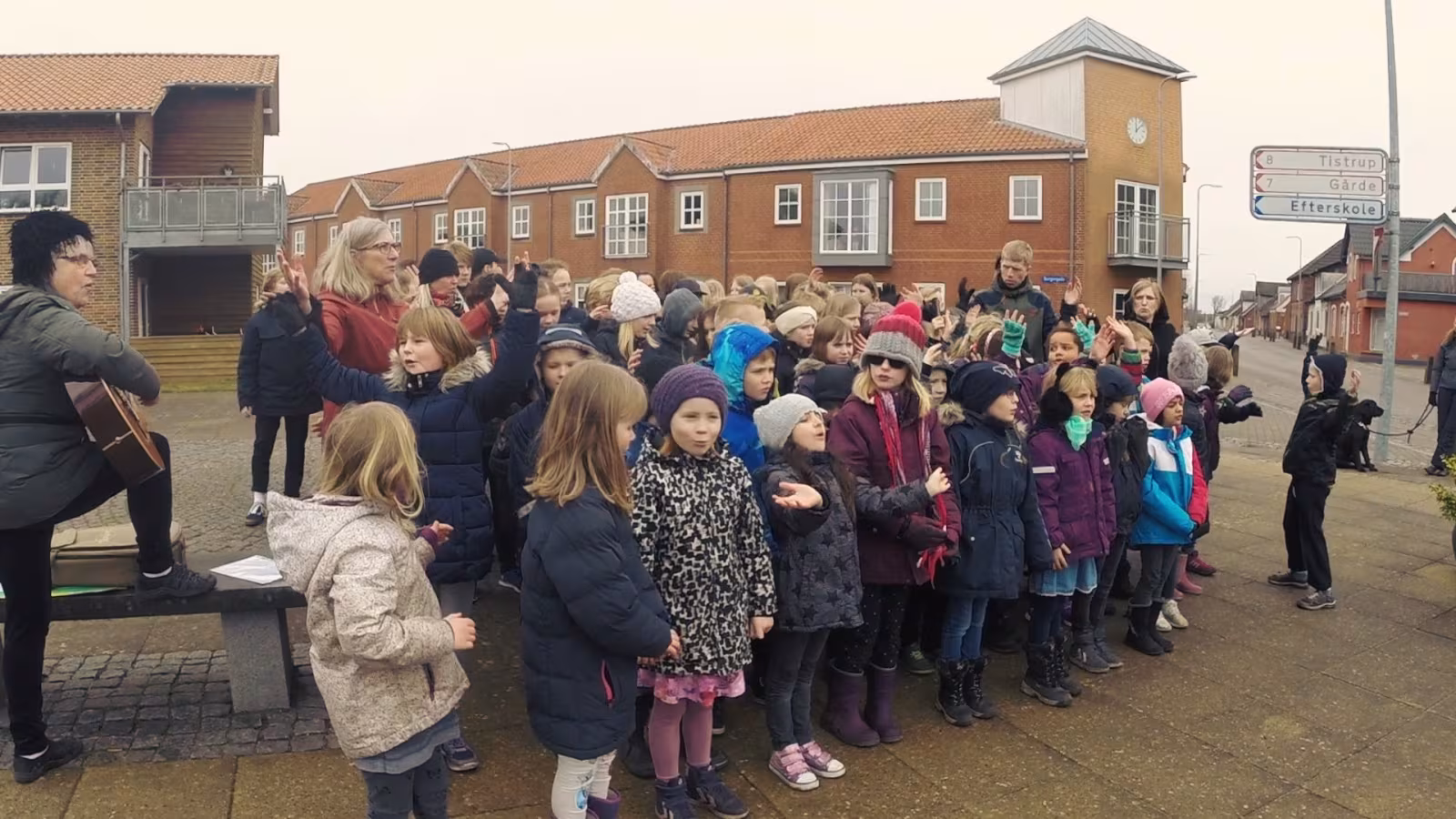 Skovlund Friskole synger foråret ind.