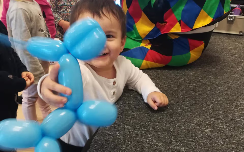 Dagplejen sammen med Ballonklovnen i Skovlund kulturhus