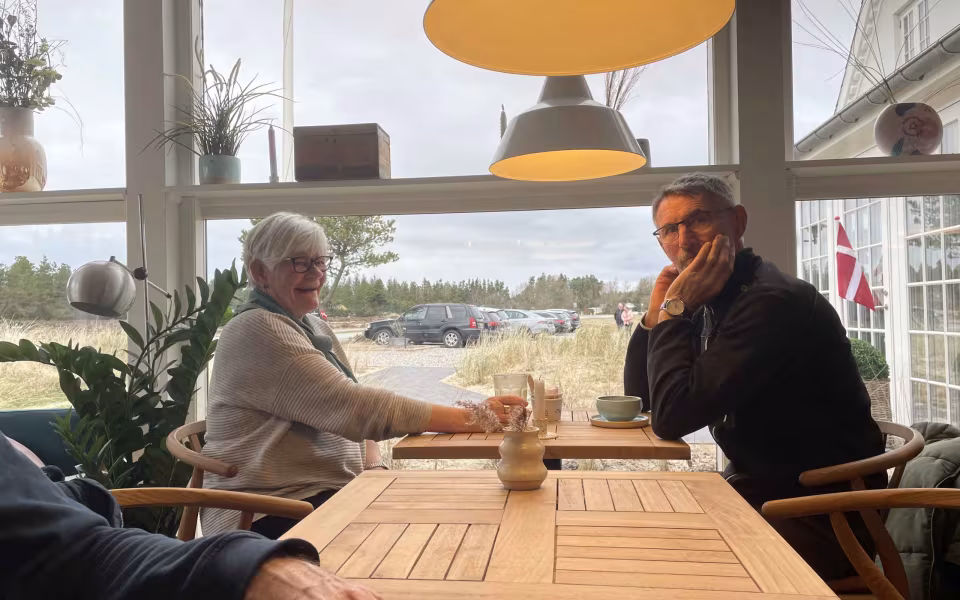 Cafen HENNE OM HJØRNET åbnet