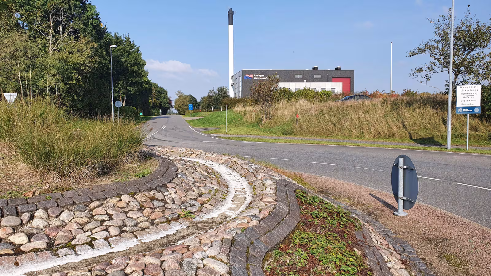 Cykelstien til Kvie Sø tager sit afsæt her ved rundkørslen og går nordpå forbi fjernvarmeværket